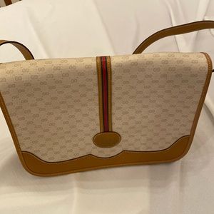 Gucci crossbody/ shoulder bag.